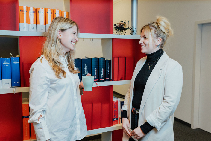 Zwei Mitarbeiterinnen von RAW-Partner beim informellen Austausch