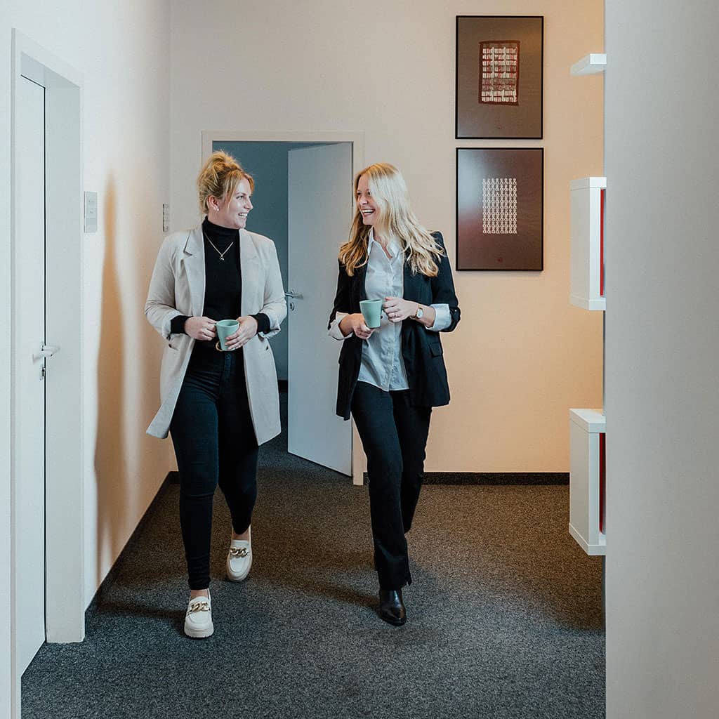 Zwei Mitarbeiterinnen bei RAW in München laufen über den Gang