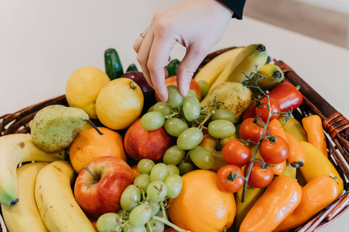 Eine Hand die in den Obstkorb bei RAW-Partner greift
