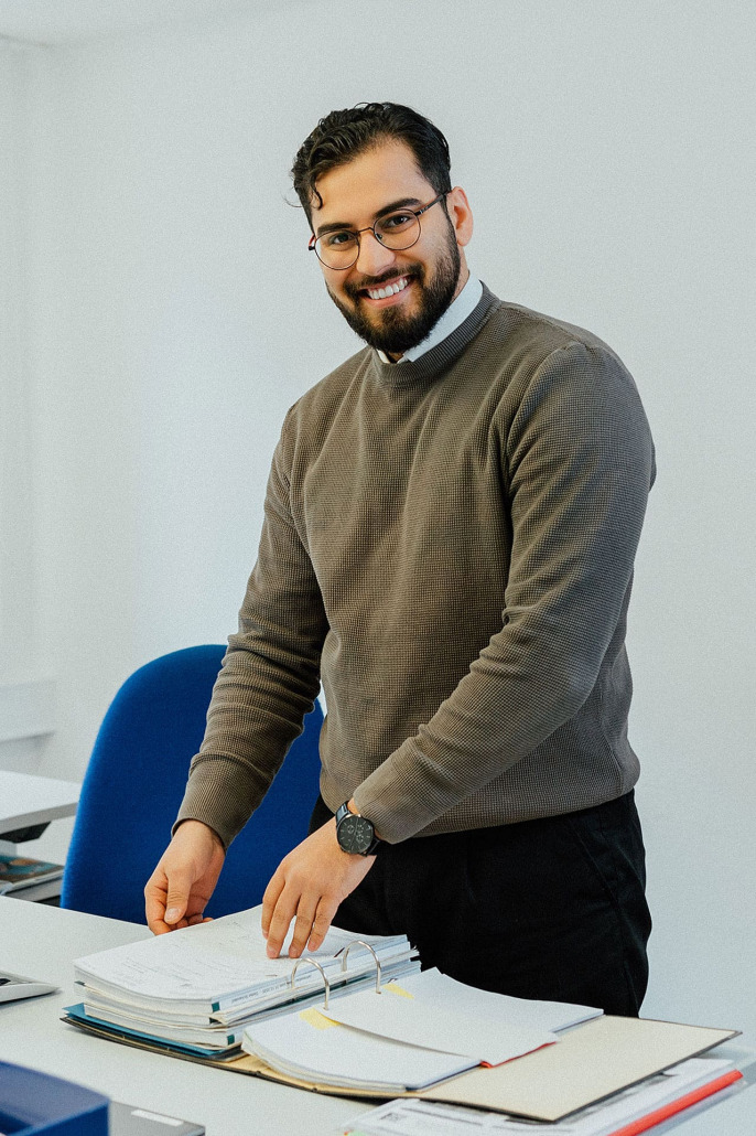 Portrait eines Assistenten mit Bachelor-Abschluss bei RAW-Partner