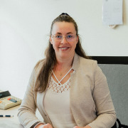 Portrait einer Lohnbuchhalterin bei RAW-Partner