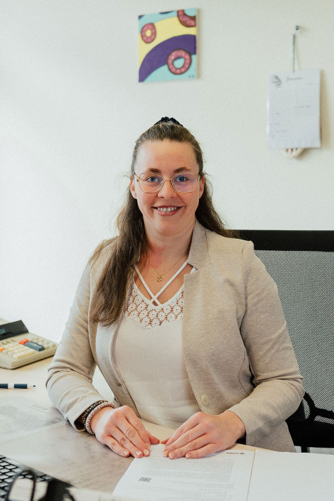 Portrait einer Lohnbuchhalterin bei RAW-Partner