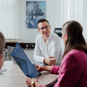 Ein Teammeeting mit drei Personen bei RAW-Partner