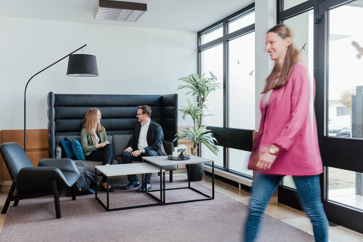 Drei Personen im Eingangsbereich von RAW-Partner in Bad Wörishofen