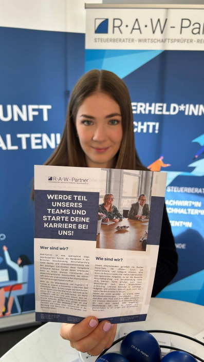 Lena Knochner mit Flyer von RAW-Partner auf der Campus Connect Messe