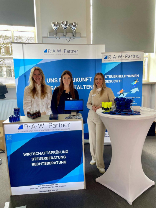 Marie-Claire Wunderatsch, Lena Knochner und Ramona Kupke am Messestand von RAW-Partner bei der Campus Connect Messe