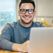 Portrait eines IT-Administrators mit Bachelor-Abschluss bei RAW-Partner