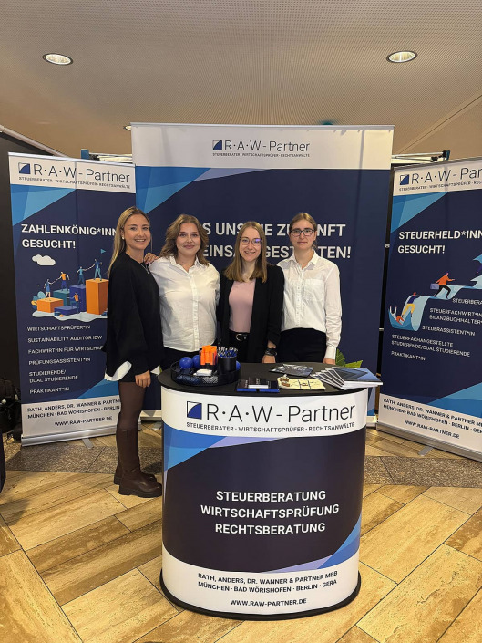 Ronja Milantzkis, Nicole Martens, Maria Mayer, Sarah Schmid auf der BAM Bad Wörishofen am Messestand von RAW-Partner