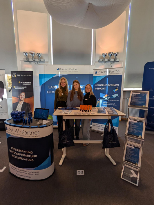 Marie-Claire Wunderatsch, Lena Knochner, Miriam Lechner am Messestand von RAW-Partner bei Campus Connect Pasing