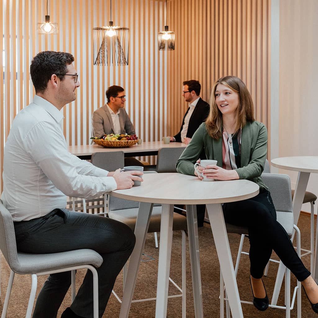 Mitarbeitende von RAW-Partner jeder Hierarchie-Ebene im Pausenraum.