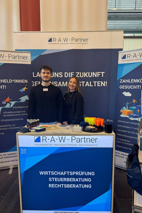 Ronja Melantzkis und Jonas Weidmann am Messestand von RAW-Partner bei der BAM Mindelheim