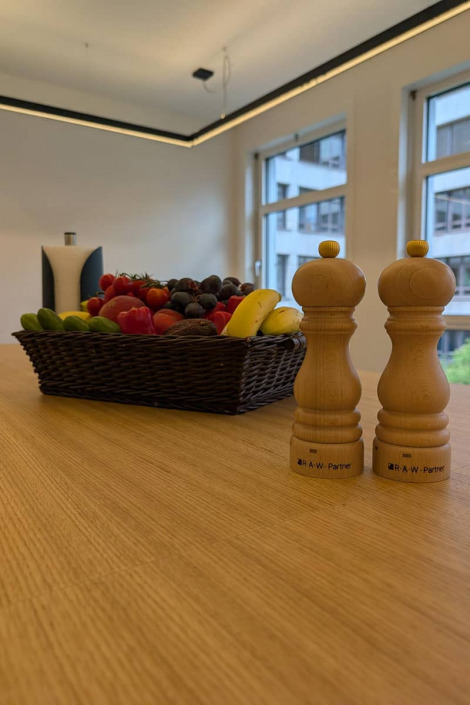 Obstkorb und Salz und Pfeffer im Aufenthaltsraum von RAW-Partner in München