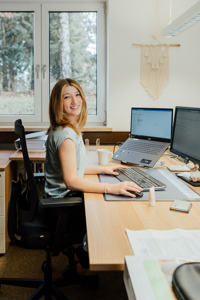 Portrait einer Assistentin mit Bachelor-Abschluss bei RAW-Partner