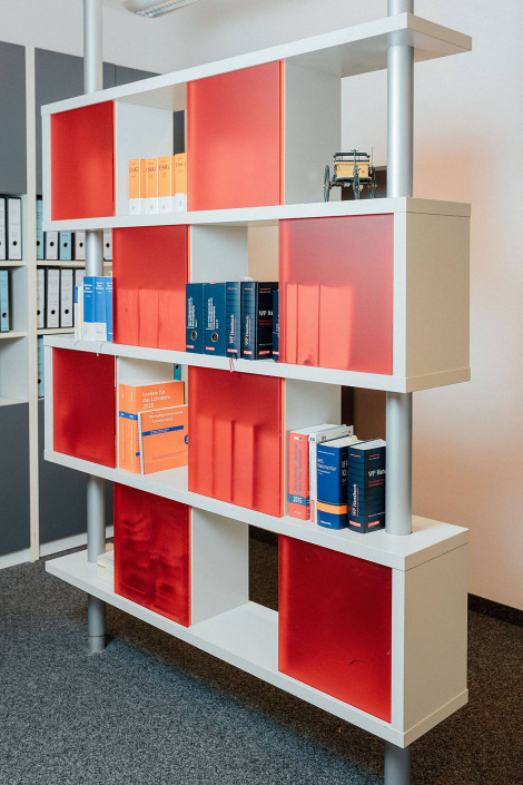 Bücherwand bei RAW-Partner