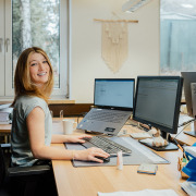 Das Portrait einer dualen Studentin bei der Arbeit