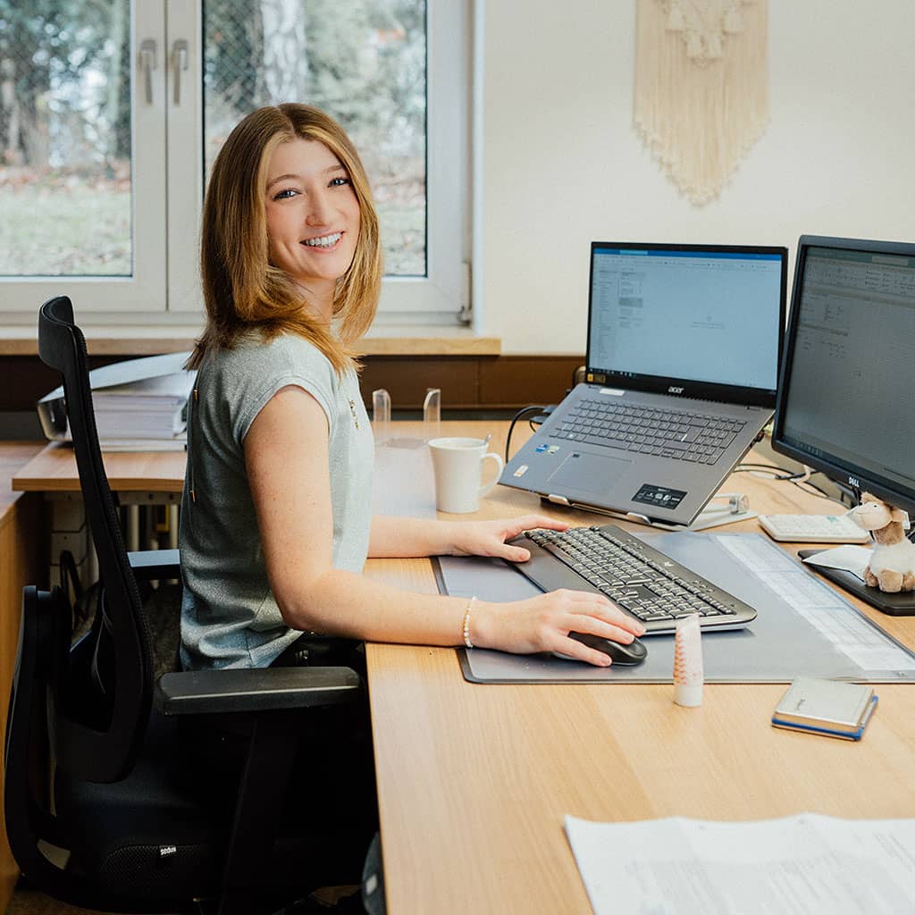 Das Portrait einer dualen Studentin bei der ARbeit