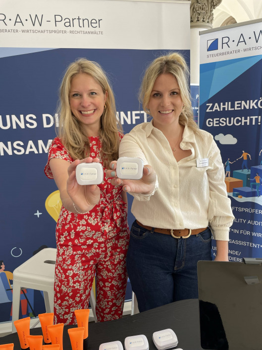 Franziska Höcherl und Marie-Claire Wunderatsch auf der Jobmesse FKG