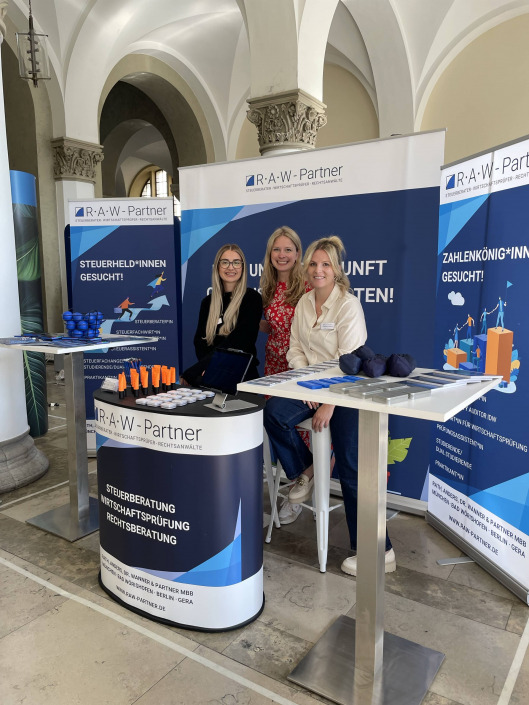 Mehrere Mitarbeiterinnen am Messestand von RAW-Partner an der FKG der LMU