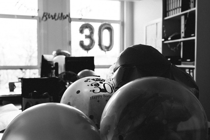 Luftballons im Büro bei RAW-Partner