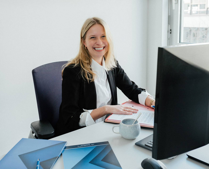 Portrait der Recruiterin Marie-Claire Bergmann von RAW-Partner