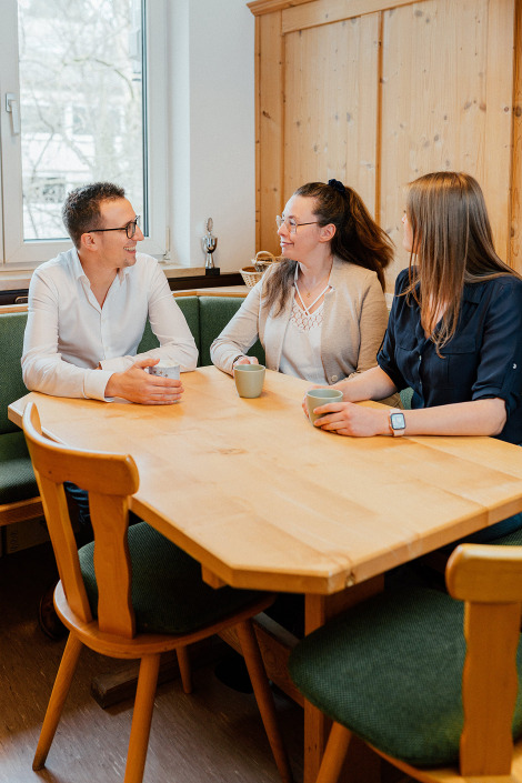 Drei Mitarbeitende von RAW-Partner bei der Pause in Bad Wörishofen
