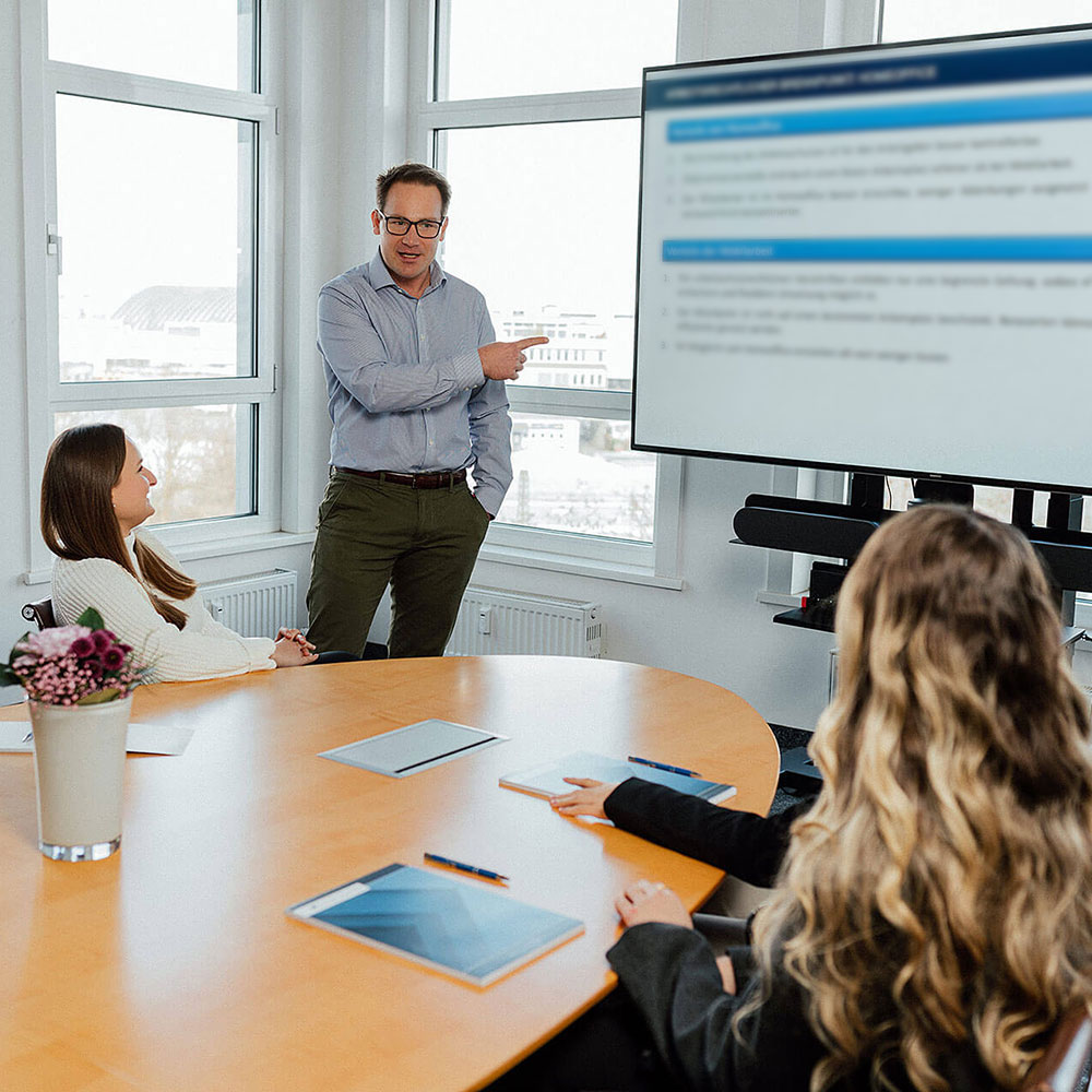 Mitarbeitende bei einer internen Schulung von RAW-Partner