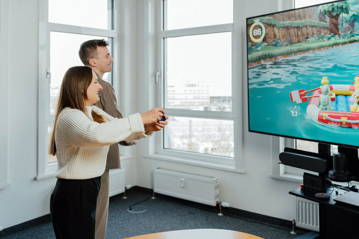 Mitarbeitende bei RAW-Partner spielen Nintendo Switch