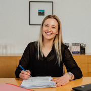 Ein Portrait einer Prüfungsassistentin bei RAW-Partner