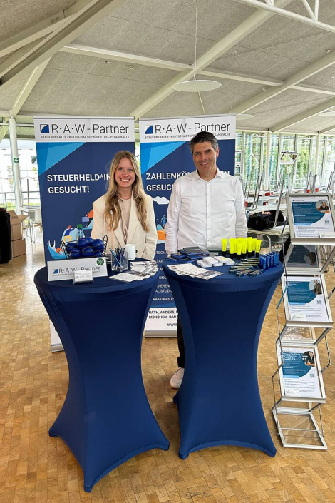 Marie-Claire Bergmann und Stephen McIntosh von RAW-Partner am Messestand bei der Karrieremesse Uni Ulm