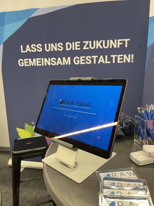 Ein Bildschirm von RAW-Partner auf dem Messestand bei der SKB in Landshut