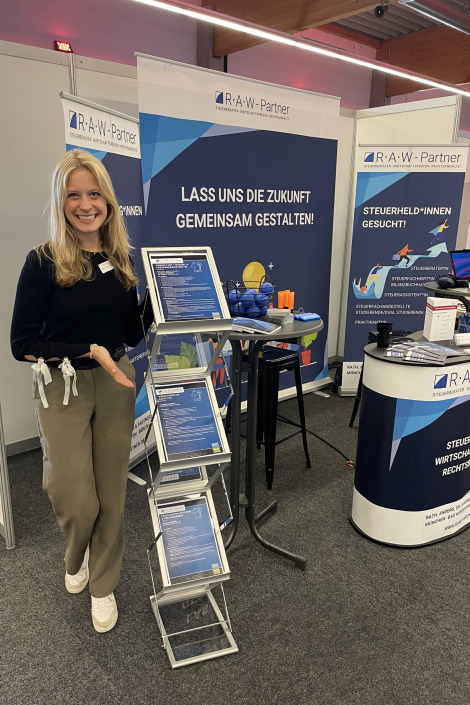 Marie-Claire Bergmann am Messestand auf der SKB in Landshut